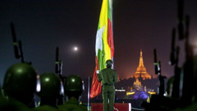အစိုးရ ကတော့ ရန်ကုန် ပြည်သူ့ ရင်ပြင်မှာ အလံတင် အခမ်းအနား ကျင်းပခဲ့ ပါတယ်