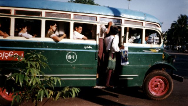 仰光公交车，2000年资料图片