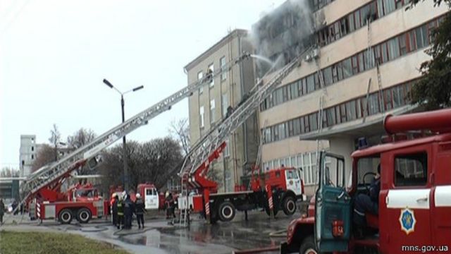 Pozhar V Harkove Zablokirovannye Lyudi Prygali Iz Okon Bbc News Ukrayina