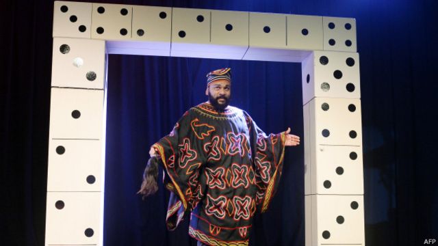 El comediante Dieudonne presentó su último espectáculo conocido como "El Muro", pero las funciones fueron prohibidas por el gobierno francés.