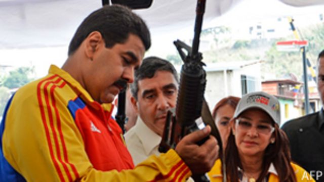 Maduro con un arma