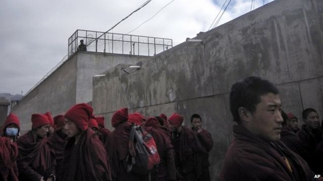 青海玉树囊谦县监狱前藏民集会要求释放堪布尕才等人(15/1/2014)