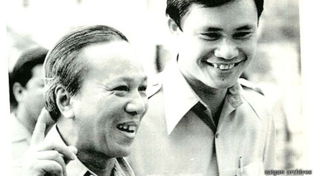 Tổng thống Nguyễn Văn Thiệu (trái) công bố luật Người Cày Có Ruộng