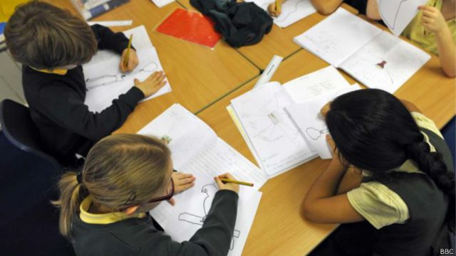 Crianças estudando (BBC)
