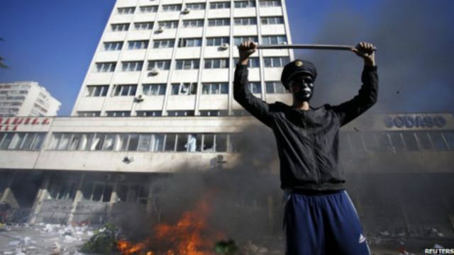 波黑共和國圖茲拉的示威者縱火焚燒政府建築,暴力示威進入第三天。
