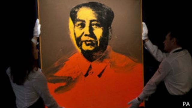 沃霍爾在這幅作品中使用了中國文革流行的紅黃色調
