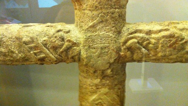 Despite the collapse of their civilization, the Mayan people knew how in many cases to resist and in others to absorb the new reality that the arrival of the Spanish to Mexico meant. In the image a Mayan style Christian cross. For many it may mean an exclusively Christian symbol, however the cross is an element that the ancient Mayans associated with the ceiba tree, a sacred tree. (Photo: Inah)
