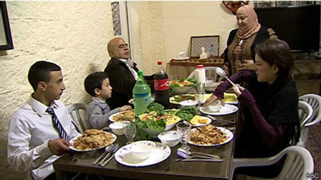 Ruth visita a família de Ibtisam (BBC)