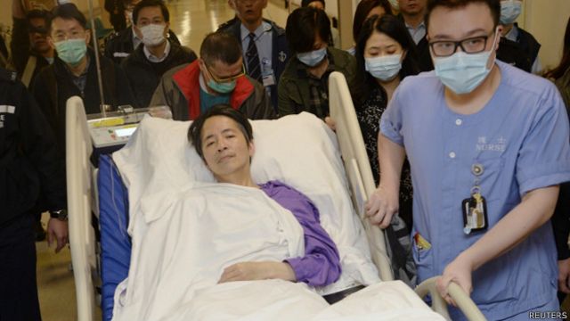 香港《明報》前總編輯劉進圖（中）被推出加護病房（1/3/2014）