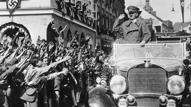 أدولف هتلر في احد الاستعراضات العسكرية في برلين