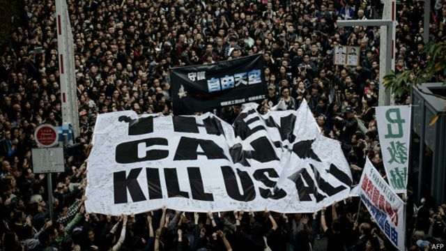 香港新聞工作者舉起「他們不能把我們都殺光」標語遊行（2/3/2014）