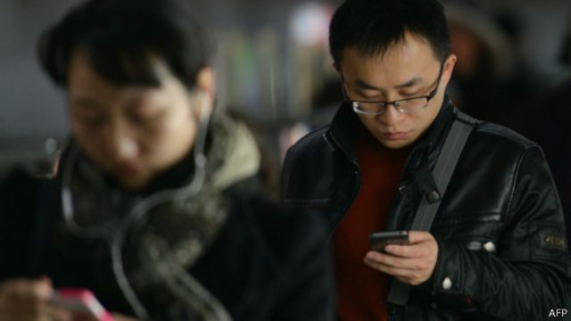 在中國,越來越多人用手機上網購物和付款