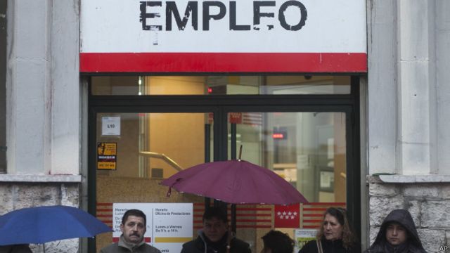 Fila na frente de centro de empregos na Espanha (AP)