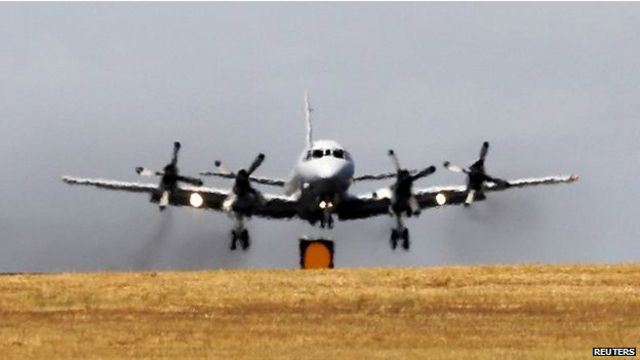 共有8架飞机在珀斯西南2,500公里两个区域搜索近6万平方公里范围。