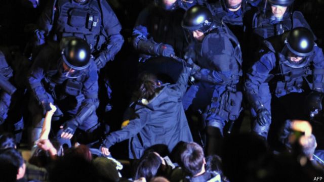 台湾示威学生谴责当局 暴力镇压 bbc news 中文