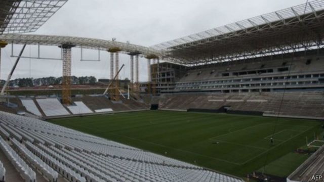 Terjatuh Pekerja Konstruksi Stadion Piala Dunia Tewas Bbc News Indonesia