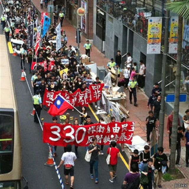 香港學生集會聲援台灣反服貿太陽花學運 - BBC News 中文