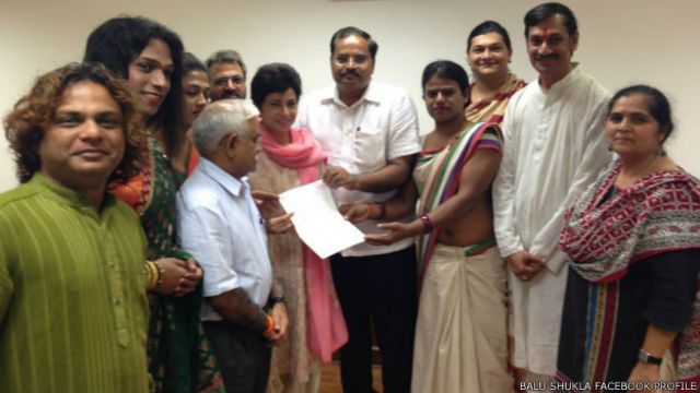 भाजपा नेता बालू शुक्ला ट्रांसजेंडर समुदाय के लोगों के साथ