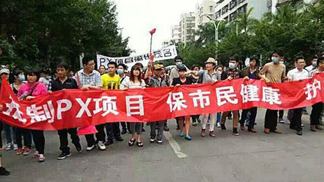示威者在茂名市街頭舉行抗議 (微博網友提供照片)