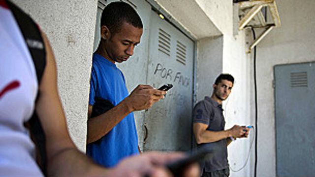 Los cubanos usan el celular principalmente para llamadas y mensajes de texto.