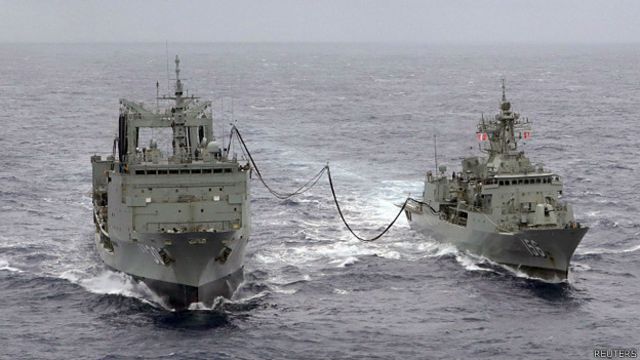 皇家澳大利亚海军成功号（左）与图文巴号（右）于南印度洋作业（4/4/2014）