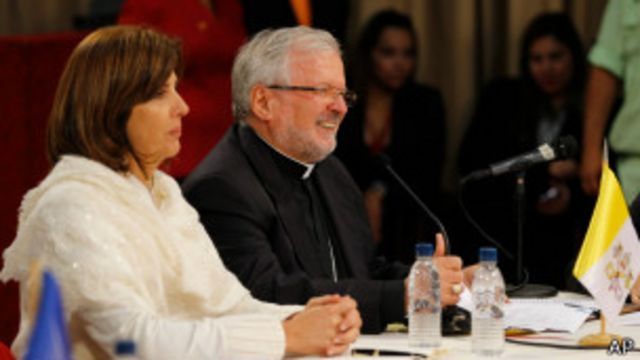 Nuncio Apostólico Aldo Giordano y la canciller de Colombia María Ángela Holguín