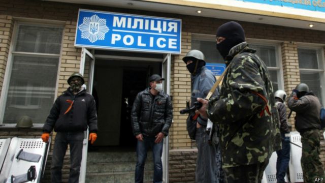 親俄武裝分子佔據斯拉維揚斯克一處警察局（12/4/2014）