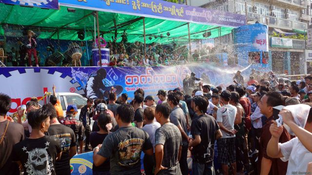 ရန်ကုန် သင်္ကြန် မြင်ကွင်း - BBC News မြန်မာ