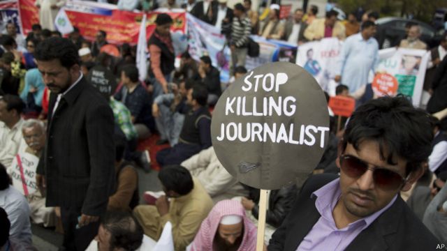 पत्रकारों के लिए सबसे ख़तरनाक देश पाकिस्तान - BBC News हिंदी