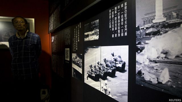 香港六四纪念馆内展示1989年6月5日北京学生拦阻坦克照片(20/4/2014)