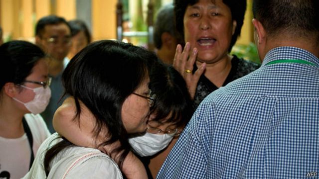 马航370乘客的中国家属抵达吉隆坡一家酒店，准备参加会谈。