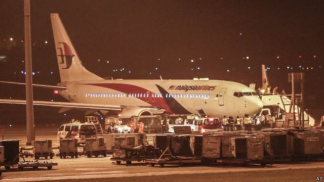 MH192客机迫降吉隆坡机场后停于停机坪上（21/4/2014）