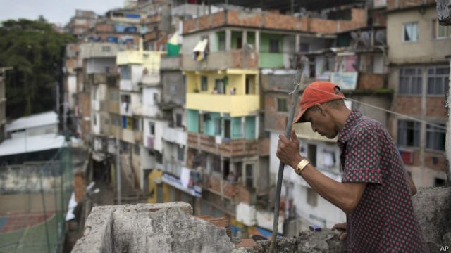 Local da morte de dançarino na favela Pavão-Pavãozinho, no Rio (foto: AP)