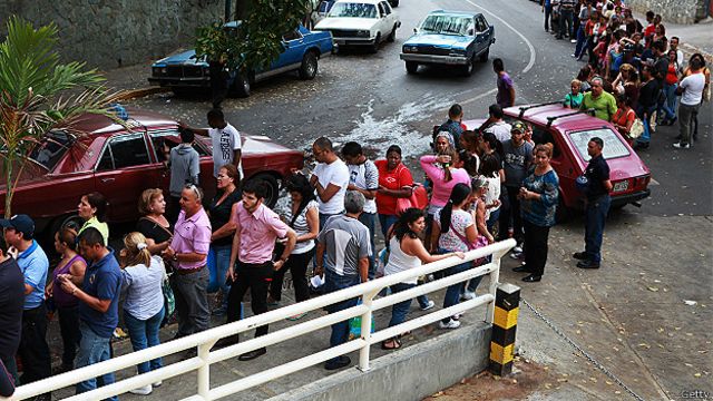 Venezolanos haciendo fila para comprar