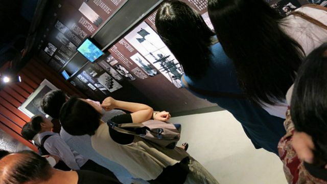 特写 参观香港六四纪念馆的中国游客 c News 中文 特写 参观香港六四纪念馆的中国游客 c News 中文