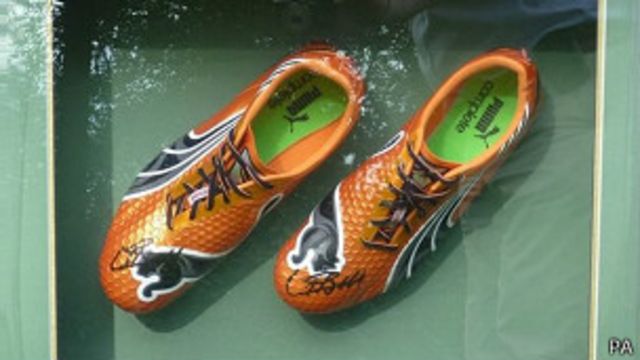 Campeón olímpico Bolt pide que le devuelvan zapatillas robadas - BBC