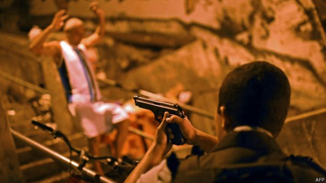 Policias em ação em favela do Rio (AFP)