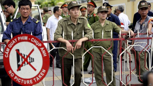 Công an và dân phòng đóng chốt trước Đại sứ quán Trung Quốc ở Hà Nội