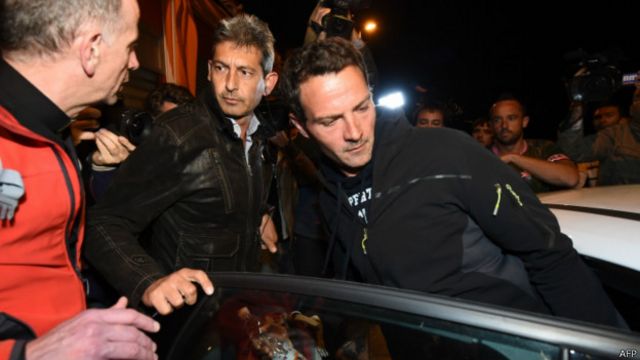 凱維埃被法國便裝警察押上轎車帶走（18/5/2014）