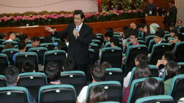 台總統馬英九在學生抗議中慶就職週年 c News 中文 台總統馬英九在學生抗議中慶就職週年 c News 中文