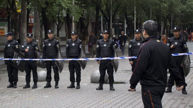 防暴警察在烏魯木齊公園北街街口列隊站崗(23/5/2014)