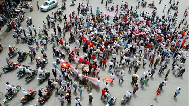 Hàng trăm người đã bị bắt sau đợt lộn xộn liên quan giàn khoan 981