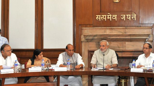 अपने मंत्रिमंडलीय सहयोगियों के साथ प्रधानमंत्री नरेंद्र मोदी