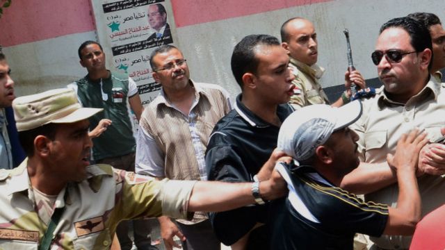 النظام الحاكم الجديد في مصر يتعرض لانتقادات قاسية بسبب انتهاكات حقوق الإنسان.
