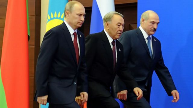 Путин СССРни қайта тиклашга уринаётганини рад этади