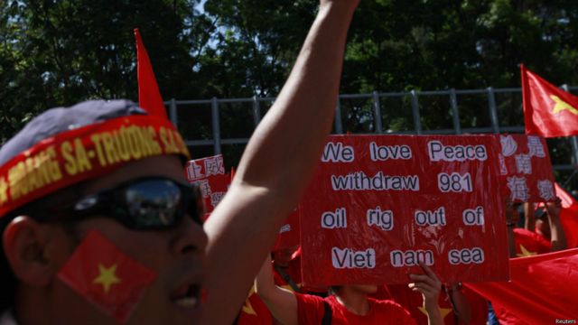 這些越南遊行人群舉的標語則是抗議中國在西沙鑽油。