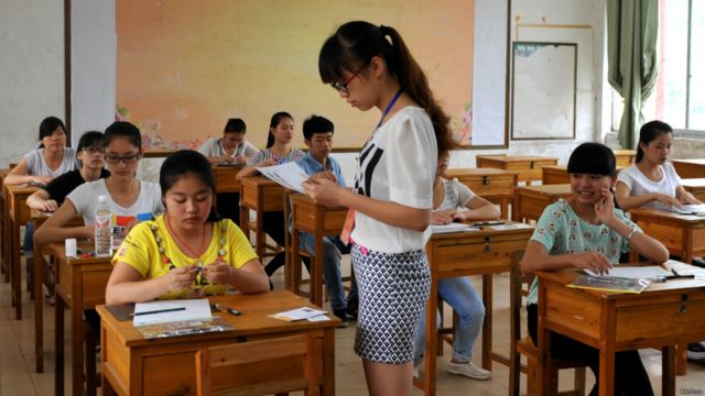 監考老師在廣西鳳山縣高級中學考點發放答題紙。