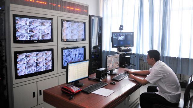 監考人員在長春市第二實驗中學考點的電子監控室內進行巡檢。