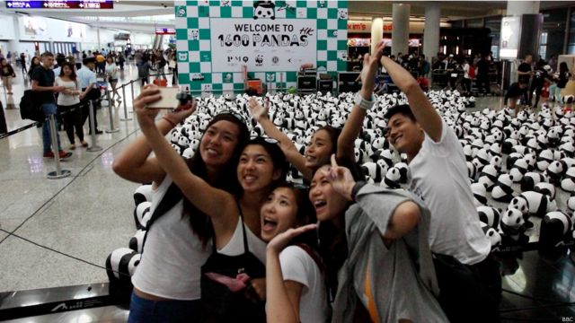 1600紙熊貓快閃香港宣傳保育（BBC中文網照片，09/06/2014）
