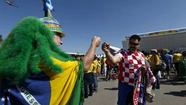 開幕式結束後，本屆世界杯的開場比賽在主辦國巴西與克羅地亞之間舉行。賽前，雙方球迷在球場外相互鼓勁。